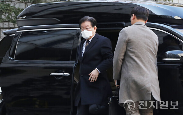 [천지일보=남승우 기자] 제20대 대통령 선거 과정에서 허위 발언을 한 혐의로 재판에 넘겨진 더불어민주당 이재명 대표가 3일 오전 서울 서초구 서울중앙지방법원에서 열린 공직선거법 위반(허위사실 공표) 관련 첫 재판에 출석하고 있다. ⓒ천지일보 2023.03.03.