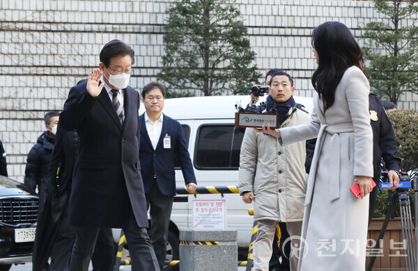 [천지일보=남승우 기자] 제20대 대통령 선거 과정에서 허위 발언을 한 혐의로 재판에 넘겨진 더불어민주당 이재명 대표가 3일 오전 서울 서초구 서울중앙지방법원에서 열린 공직선거법 위반(허위사실 공표) 관련 첫 재판에 출석, 손을 들고 취재진의 질문에 답변하지 않겠다는 제스처를 취하고 있다. ⓒ천지일보 2023.03.03.