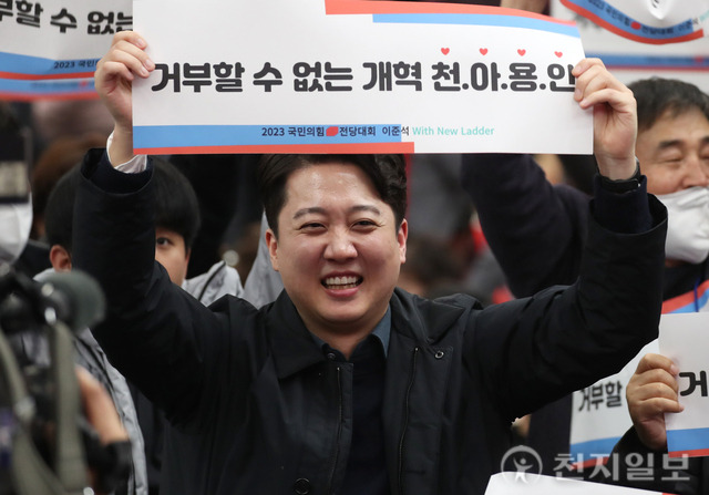 [천지일보=박준성 기자] 이준석 국민의힘 전 대표가 14일 오후 부산 동구 부산항국제전시컨벤션센터에서 열린 국민의힘 제3차 전당대회 부산·울산·경남 합동연설회에 참석해 후보자들을 응원하고 있다.