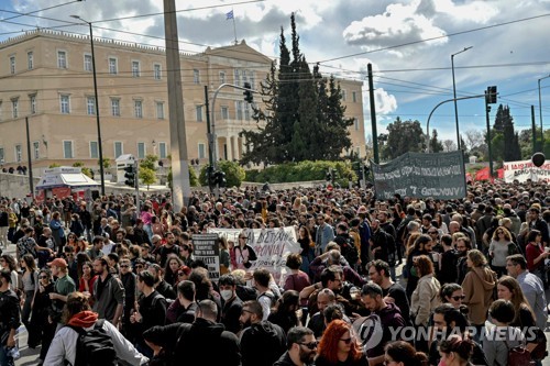 5일(현지시간) 아테네에서 시위 중에 전경들이 시위대를 해산시키기 위해 이동했다. 아테네의 그리스 의회 밖에서 경찰과 시위대 사이에 폭력적인 충돌이 발생했다. (출처: AFP, 연합뉴스)