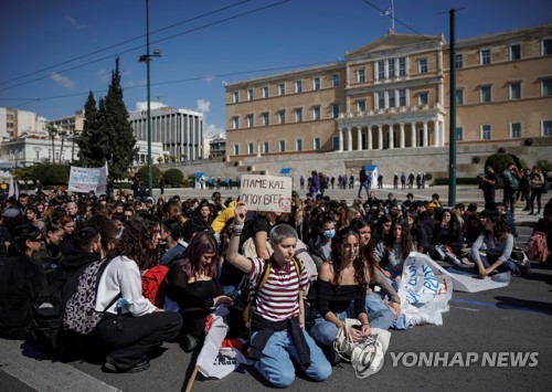 지난 3일(현지시간) 그리스 아테네 국회의사당 앞 라리사 인근에서 열차 2대가 충돌한 뒤 시위대가 침묵의 시간을 보내고 있다. (출처: 로이터, 연합뉴스)