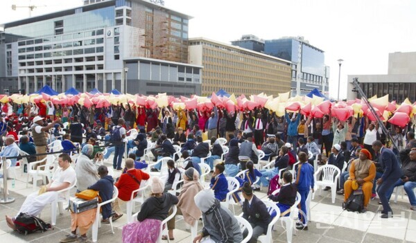 지난 2017년 5월 26일 남아프리카 공화국 케이프타운 알버트 루술리 광장에 1000여명의 젊은이들이 IPYG와 함께 세계평화선언 4주년과 아프리카의 날을 기념하기 위해 모여 있다. ⓒ천지일보 2023.03.09