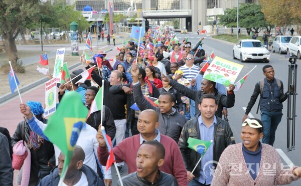 지난 2017년 5월 26일 남아프리카 공화국 케이프타운 알버트 루술리 광장 인근에서 1000여명의 젊은이들이 IPYG와 함께 세계평화선언 4주년과 아프리카의 날을 기념하며 행진하고 있다. ⓒ천지일보 2023.03.09