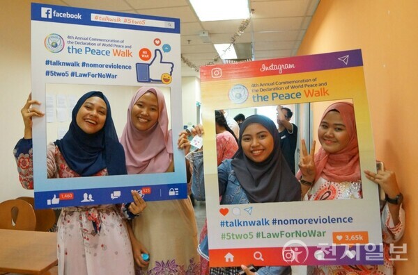 말레이시아 청년 리더들과 HWPL과 IPYG가 함께 지난 2017년 5월 26일 코스모포인트 조호르바루 대학에서 평화세미나를 개최한 가운데 행사에 참석한 학생들이 기념촬영하고 있다. ⓒ천지일보 2023.03.09.