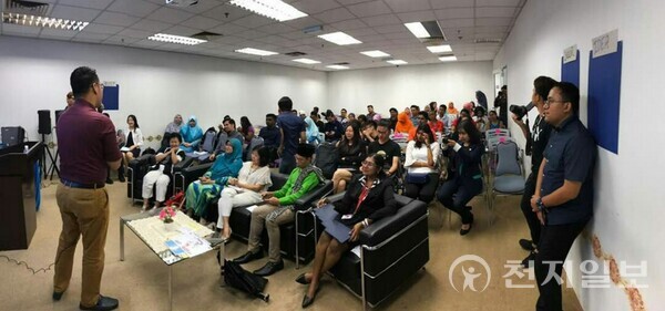 말레이시아 청년 리더들과 HWPL과 IPYG가 함께 지난 2017년 5월 26일 코스모포인트 조호르바루 대학에서 평화세미나를 진행하고 있다. ⓒ천지일보 2023.03.09