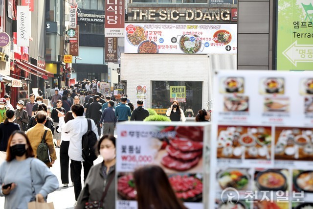 [천지일보=남승우 기자] 점심시간을 맞아 북적이는 서울 중구 명동거리의 모습. ⓒ천지일보 2022.10.05