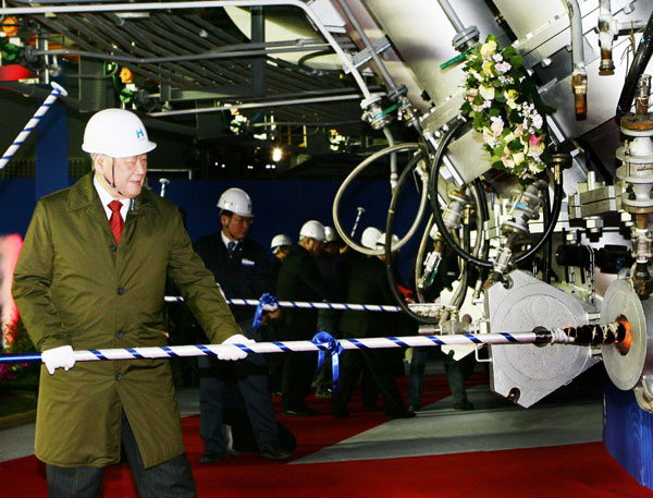 정몽구 현대자동차그룹 회장이 2010년 11월 현대제철 당진제철소에서 열린 제2고로 화입식에서 고로가동을 위해 첫 불씨를 점화하고 있다. (제공: 현대제철)