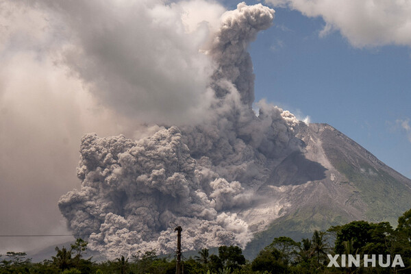 [족자카르타=신화/뉴시스] 인도네시아 자바섬 중부에 있는 므라피 화산이 11일 화산재와 용암을 분출하고 있다. 2023.03.11