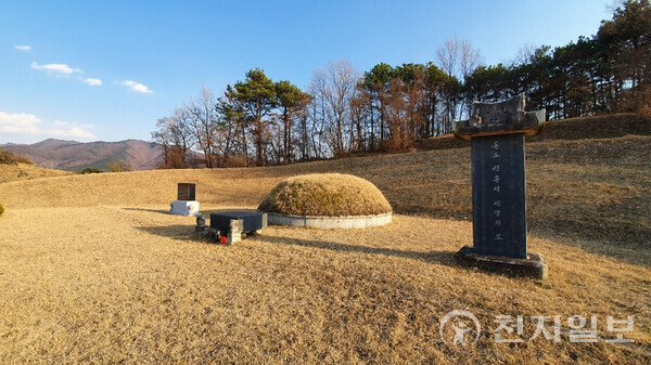 동오 신홍식 선생의 묘소와 묘비 (출처: 청주시청)
