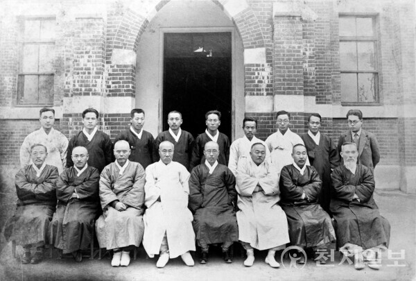 천도교 간부들(맨앞 왼쪽 세번째 권병덕) (출처: 독립기념관)