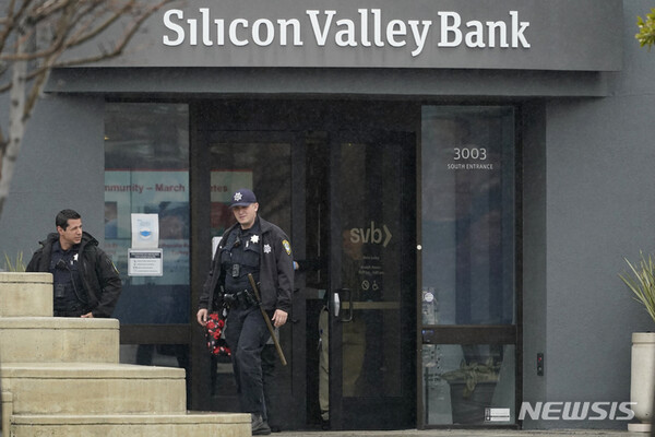 [산타클라라=AP/뉴시스]지난 10일(현지시간) 미국 캘리포니아주 산타클라라에 있는 실리콘밸리은행(SVB)에서 경찰관들이 나오고 있다. 이날 SVB는 사실상 파산했다.
