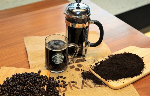 스타벅스 코리아가 커피찌꺼기에 대한 순환자원을 환경부 소속 한강유역환경청으로부터 인정받았다고 14일 밝혔다. (제공: 스타벅스)