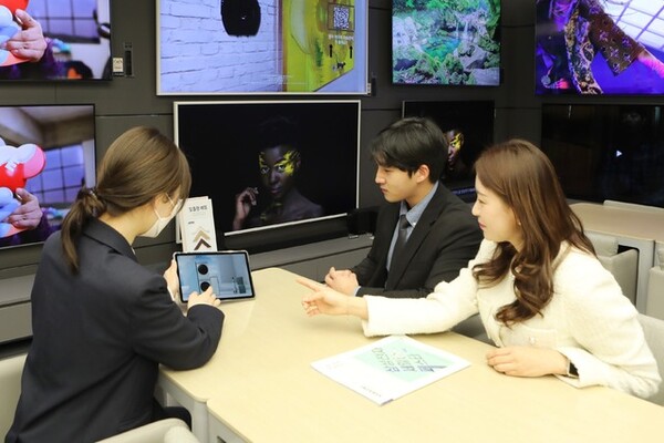 롯데백화점 본점 삼성전자 매장에서 신혼부부가 혼수 상담을 받고 있다. (제공: 롯데백화점)