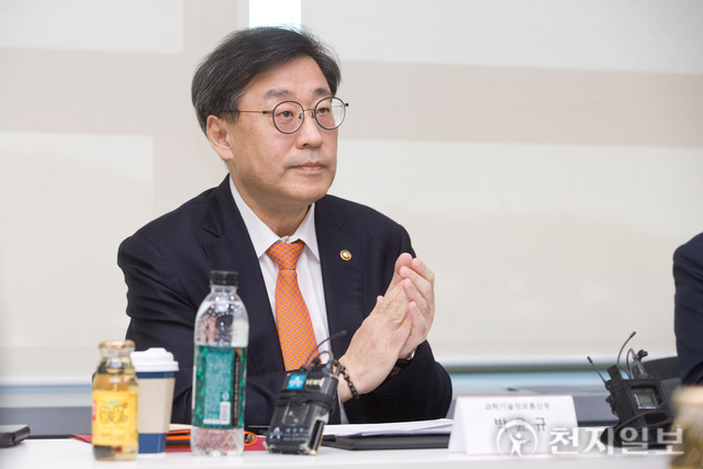 박윤규 과학기술정보통신부 제2차관이 20일 오전 서울 종로구 HJ비즈니스센터에서 열린 ‘통신시장 경쟁촉진 정책방안 TF 착수회의’에서 박수를 치고 있다. (제공: 과학기술정보통신부) ⓒ천지일보 2023.02.20