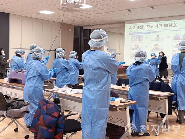 의왕시 보건소 관계자들이 지난 14일 의왕시보건소 4층 강당에서 감염예방 관리교육을 하고 있다. (제공: 의왕시청) ⓒ천지일보 2023.03.15.
