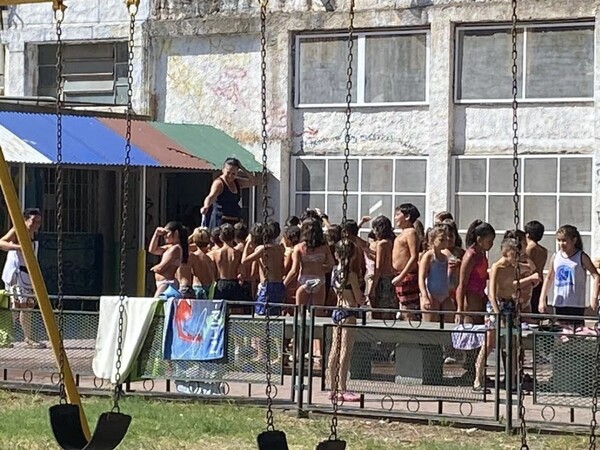 아르헨티나 로사리오의 한 초등학교에서 수영복을 입고 출석한 학생들 (출처: 인터넷 캡처, 연합뉴스)
