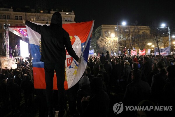 (베오그라드 로이터=연합뉴스) 17일 저녁(현지시간) 세르비아 수도 베오그라드에서 시위대가 세르비아와 코소보의 관계 정상화 협상에 반대하며 구호를 외치고 있다. 2023.03.18