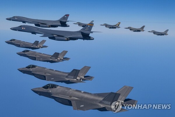 (서울=연합뉴스) 한미 공군이 19일 한반도 상공에서 한국측 F-35A 전투기와 미국 공군 B-1B 전략폭격기 및 F-16 전투기가 참여한 가운데 연합공중훈련을 실시하고 있다. (제공: 국방부)