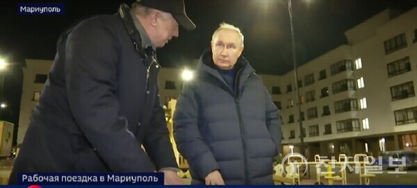 19일(현지시간) 러시아 국영 TV 채널 로시야24가 보도한 장면으로 푸틴 대통령이 우크라이나 마리우폴에 도착해 러시아 관리에게 보고를 받고 있다. ⓒ천지일보(출처: 로시아24 방송 캡처)