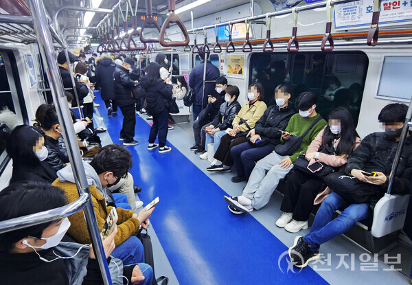 [천지일보=남승우 기자] 대중교통 내 마스크 착용 의무 조치 해제가 시작된 20일 서울 지하철 1호선에서 시민들이 마스크를 쓴 채 지하철을 이용하고 있다. ⓒ천지일보 2023.03.20.