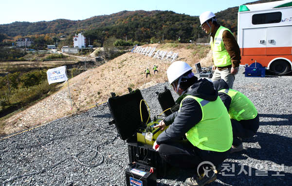 한국농어촌공사 직원들이 저수지 현장 안전점검을 시행하고 있다. (제공: 한국농어촌공사) ⓒ천지일보 2023.03.21.