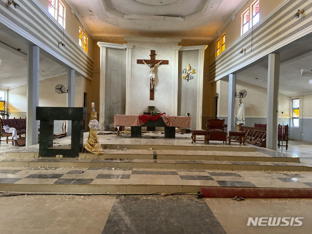 5일(현지시간) 나이지리아 남서부 온도 주에 있는 성 프란체스코 성당. 무장괴한이 총격을 가하고 폭발물을 터뜨려 최소 50명이 사망한 이후 현장의 모습. (출처: 뉴시스)