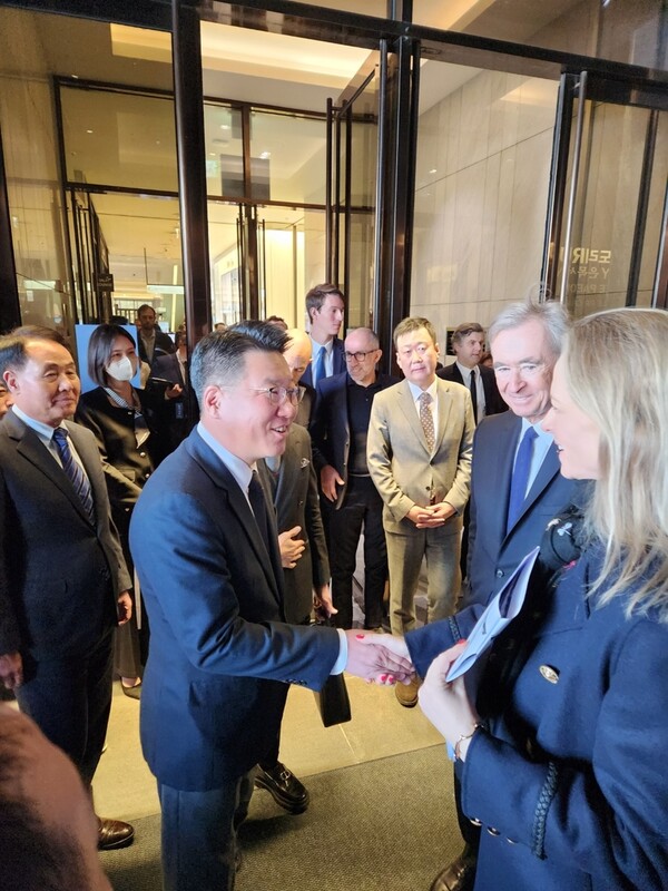 베르나르 아르노 루이뷔통모에헤네시(LVMH) 회장이 21일 현대백화점 판교점을 찾았다. (왼쪽부터)김형종 현대백화점 대표, 정지선 현대백화점그룹 회장, 베르나르 아르노 LVMH 회장, 델핀 아르노 크리스찬 디올 CEO. (출처: 연합뉴스)