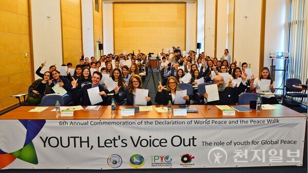 같은 달 5월 14일 HWPL과 국제청년평화그룹(IPYG)이 청년 평화단체 마스터피스와 협력해 루마니아 국립도서관에서 ‘청년들이여 목소리를 높이자!(Youth, Let’s Voice Out)’ 행사를 개최한 가운데 참석자들이 피스레터를 작성한 후 들어보이고 있다. (제공:HWPL)ⓒ천지일보 2023.03.22.