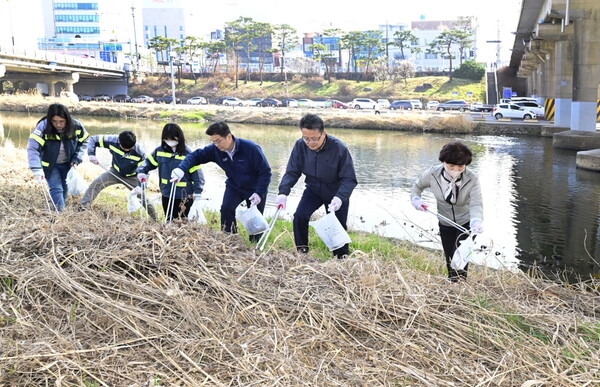 오비맥주가 플로깅 활동을 펼치고 있다. (제공: 오비맥주)