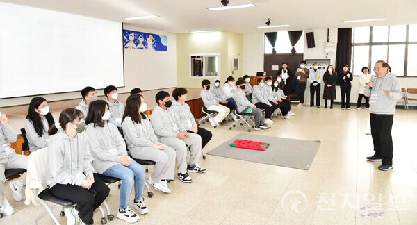 하윤수 부산교육감이 지난달 인성영어캠프에 참석해 학생들을 격려하고 있다. (제공: 부산시) ⓒ천지일보 2023.03.23.