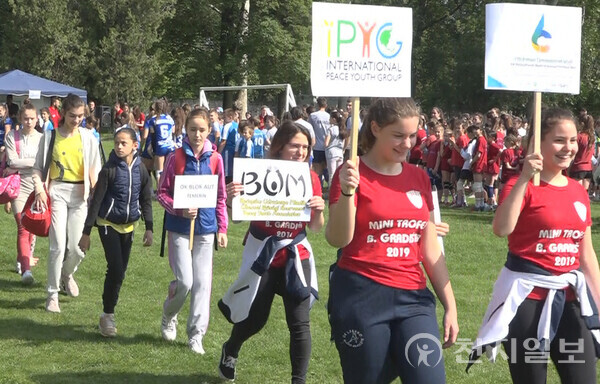 세계평화선언문의 선언 6주년을 기념해 2019년 5월 16일부터 20일까지 4일간 세르비아에서 피스레터 캠페인과 평화 걷기 대회가 열린 가운데 청년들이 피켓을 들고 행진하고 있다. (제공: HWPL) ⓒ천지일보 2023.03.24.