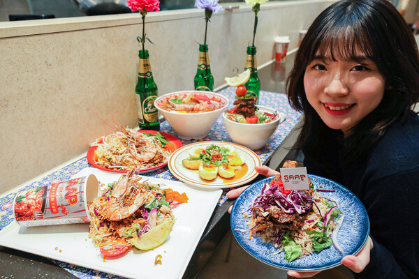 23일 서울 영등포구에 위치한 현대백화점 더현대 서울 지하 1층 ‘쌉(SAAP)’ 매장에서 직원이 태국음식을 소개하고 있다. (제공: 현대백화점) ⓒ천지일보 2023.03.23.