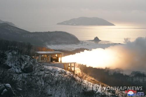 조선중앙통신은 2022년 12월 16일 김정은 국무위원장이 12월 15일 오전 서해위성발사장에서 대출력고체연료발동기 지상시험을 지도했으며 시험성공했다고 보도했다. (출처: 연합뉴스)