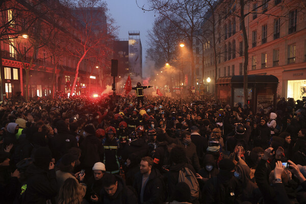 23일(현지시간) 프랑스 파리에서 연금 개혁 반대 시위대가 행진하고 있다. (출처: AP/뉴시스)
