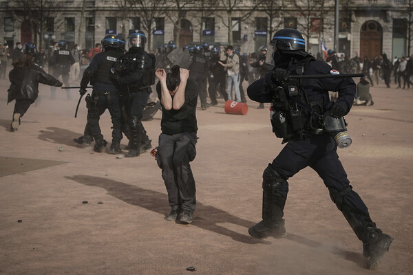 23일(현지시간) 프랑스 리옹에서 연금 개혁 반대 시위대와 경찰이 충돌하고 있다. (출처: AP/뉴시스) 