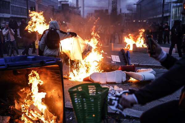 23일(현지시간) 프랑스 스트라스부르에서 연금 개혁 반대 시위대가 쓰레기통에 불을 지르고 있다. (AP/뉴시스)