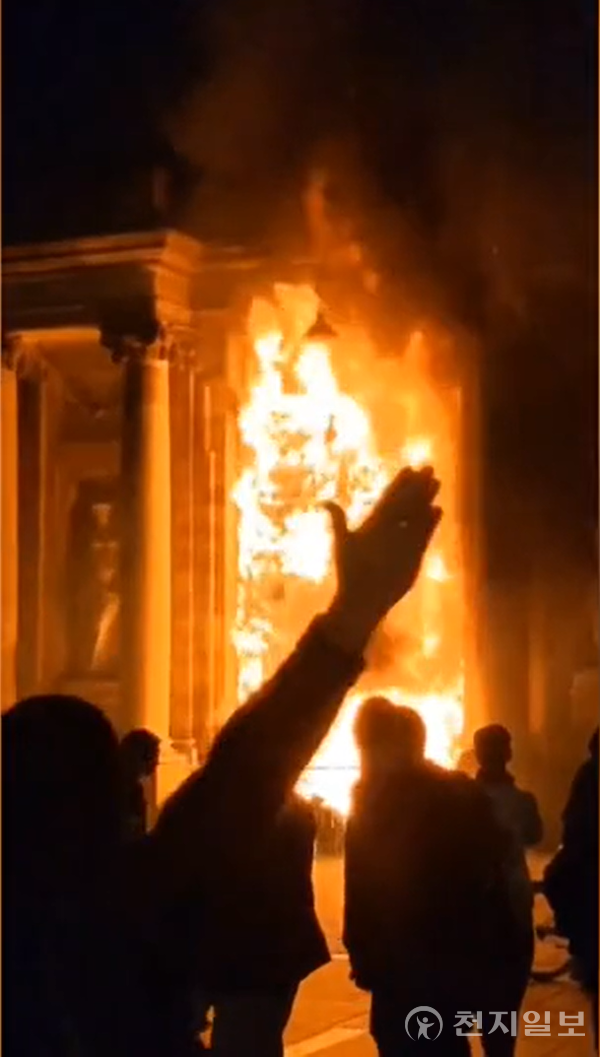 시위에 의해 화염에 휩싸인 프랑스 보르도 시청. (출처: 트위터)