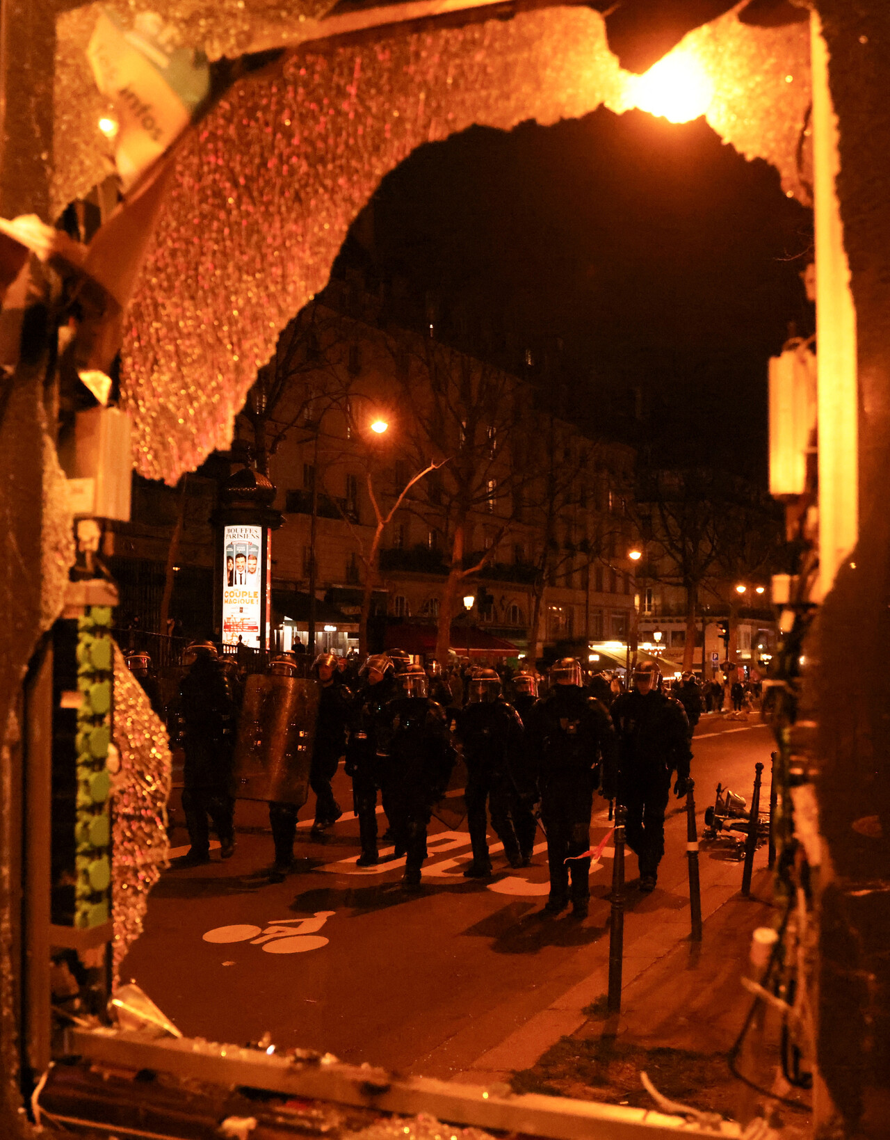 23일(현지시간) 프랑스 파리에서 정부의 연금개혁을 반대하는 9번째 전국 규모 시위가 벌어져 경찰과 시위대가 유혈 충돌하는 가운데 시위 현장에서 부서진 유리창이 보이고 있다. (로이터/연합뉴스)