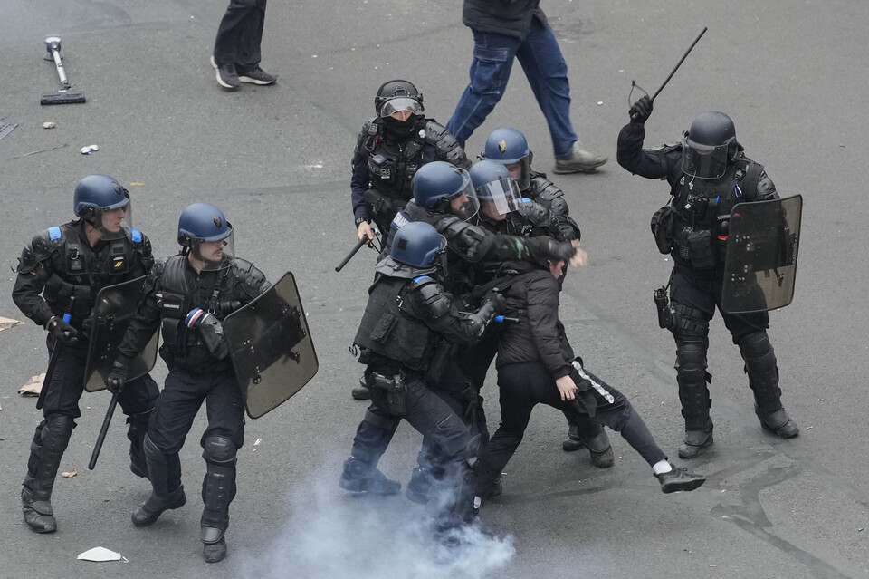23일(현지시간) 프랑스 파리에서 연금 개혁 반대 시위대와 경찰이 충돌하고 있다. (AP/뉴시스)