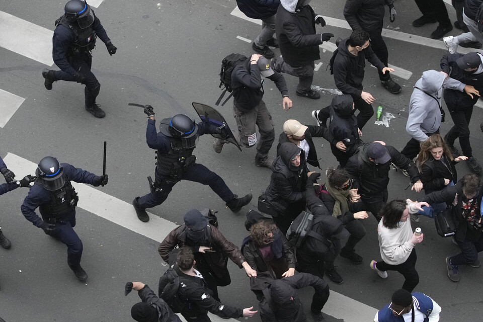 23일(현지시간) 프랑스 파리에서 연금 개혁 반대 시위대와 경찰이 충돌하고 있다. (AP/연합뉴스)