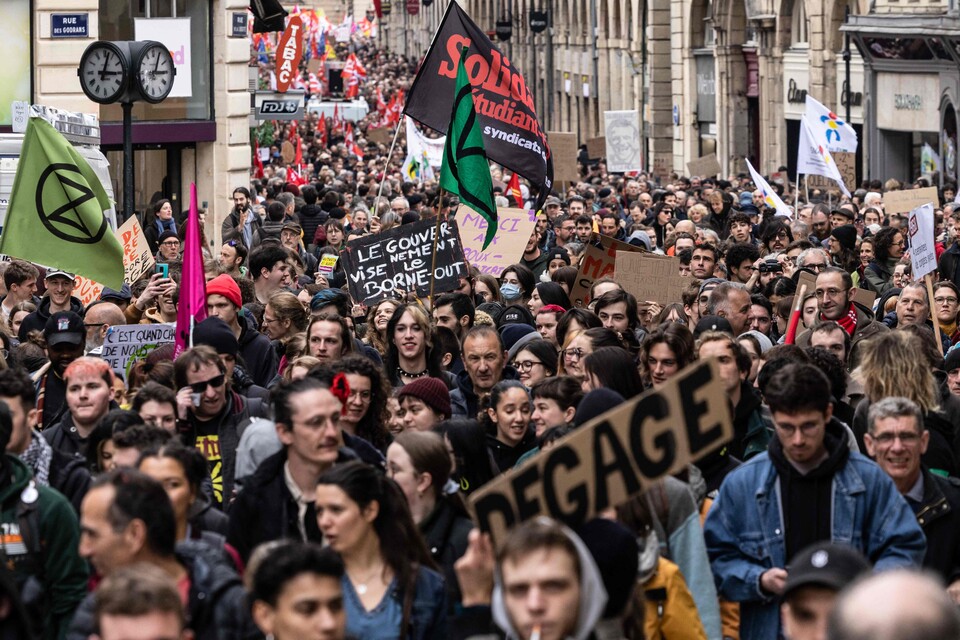 23일(현지시간) 프랑스 파리에서 연금 개혁 반대 시위대가 각종 손팻말을 들고 구호를 외치며 행진하고 있다. (출처: AP/연합뉴스)