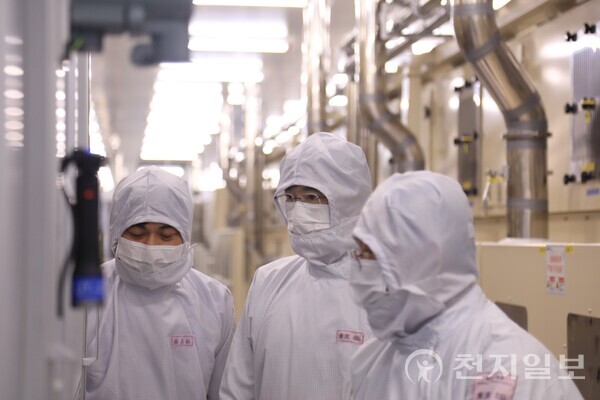 이재용 삼성전자 회장이 지난 24일 중국 텐진(天津)시에 있는 삼성전기 사업장을 방문해 전자부품 생산 공장을 점검하고 있다. (제공: 삼성전자) ⓒ천지일보 2023.03.26.