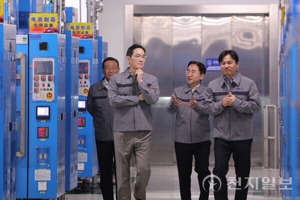 이재용 삼성전자 회장이 지난 24일 중국 텐진(天津)시에 있는 삼성전기 사업장을 방문해 전자부품 생산 공장을 점검하고 있다. (제공: 삼성전자) ⓒ천지일보 2023.03.26.