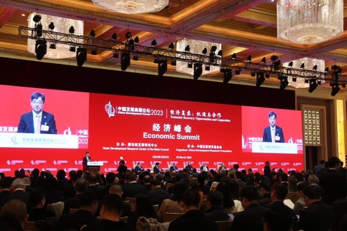 (출처: 연합뉴스) 중국이 ‘제로 코로나’ 정책을 폐기한 이후 주최하는 첫 대규모 오프라인 국제회의인 중국발전고위급포럼(발전포럼)이 25일 베이징 댜오위타이(釣魚台) 국빈관에서 개막했다.