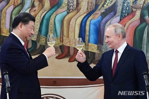블라디미르 푸틴(오른쪽) 러시아 대통령과 시진핑 중국 국가주석이 21일(현지시간) 모스크바 크렘린의 궁전에서 열린 만찬 중 건배하고 있다. (출처: AP/뉴시스) ⓒ천지일보 2023.03.22.