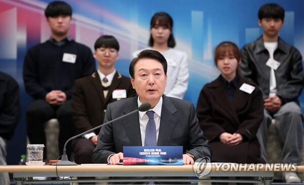 윤석열 대통령이 15일 청와대 영빈관에서 열린 제14차 비상경제민생회의에서 발언하고 있다. (출처: 연합뉴스)