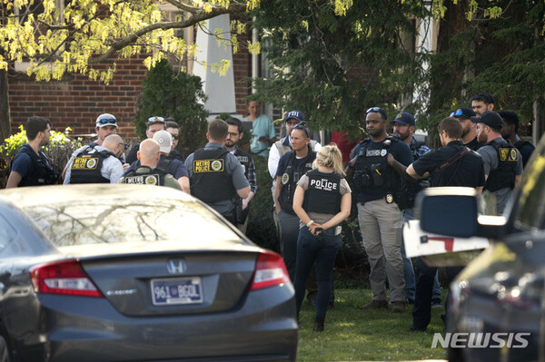 내슈빌 경찰과 연방수사국(FBI)요원들이 27일 시내 코브넌트 사립초교 총격사건을 수사하기 위해 시내 브라이트우드가의 한 주택을 압수 수색하고 있다. (출처: AP/뉴시스)
