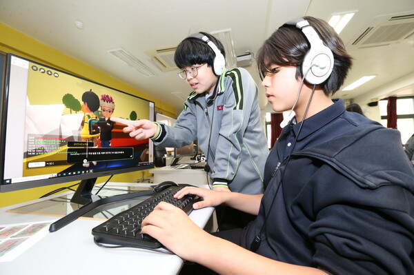 서울 상계중 학생들이 메타버스 ‘빌려쓰는 지구월드’의 기후위기 탈출 게임을 시범 체험하고 있다. (제공: LG생활건강)