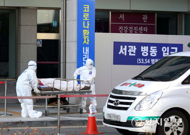 [천지일보=남승우 기자] 서울 은평구 서울시립서북병원에서 의료진들이 환자를 이송하고 있다. ⓒ천지일보DB