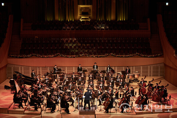 롯데가 29일 서울 잠실 롯데콘서트홀에서 ‘행복나눔 동행 콘서트’를 개최한 가운데 코리아 쿱 오케스트라가 공연하고 있다. (제공: 롯데그룹) ⓒ천지일보 2023.03.30.
